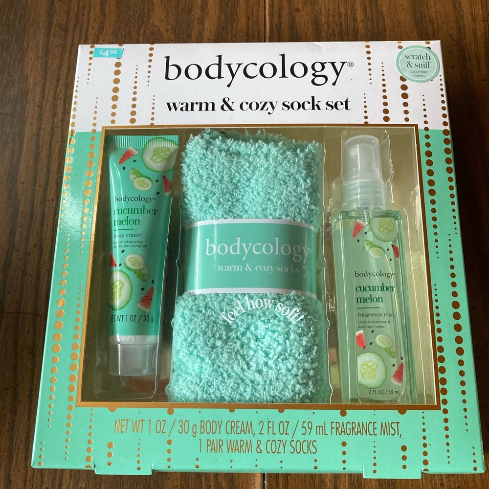 NIb bodycology warm & cozy sock set cucumber melon body cream fragrance mist
